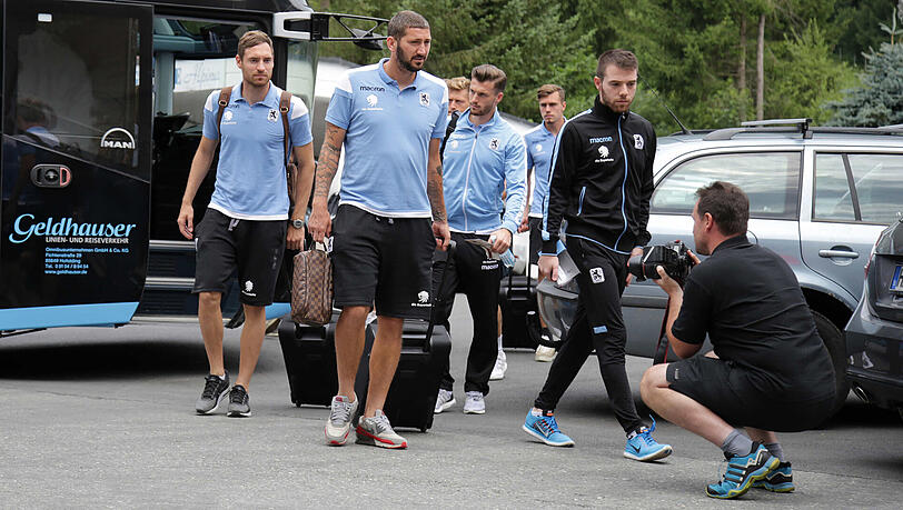 Die Löwen sind da! In Kössen/Tirol hat das zweite Trainingslager des TSV 1860 in der Vorbereitung auf die Drittliga-Saison begonnen. Die Löwen sind da! In Kössen/Tirol hat das zweite Trainingslager des TSV 1860 in der Vorbereitung auf die Drittliga-Saison begonnen.