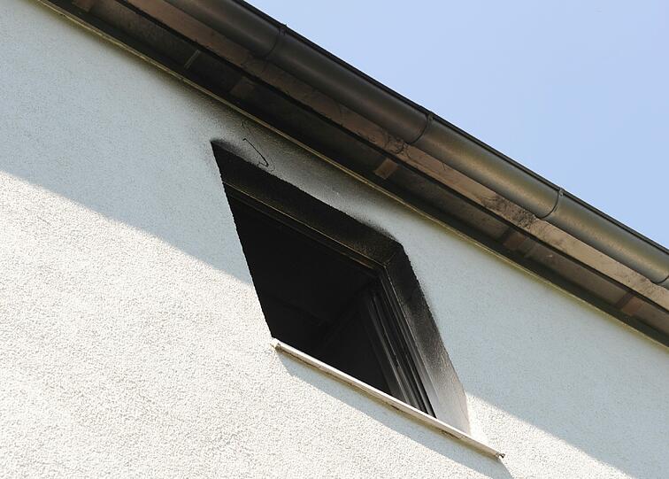 Dramatischer Einsatz, die Wohnung in dem Mehrfamilienhaus ist ausgebrannt.