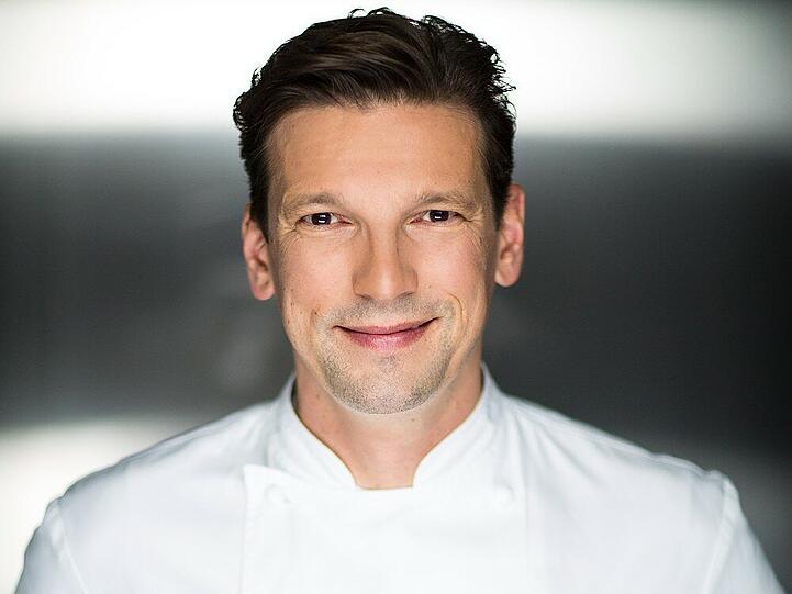 Koch Christian Jürgens zählt mit drei Sternen im Guide Michelin und 19 Punkten im Gault Millau zur Weltspitze