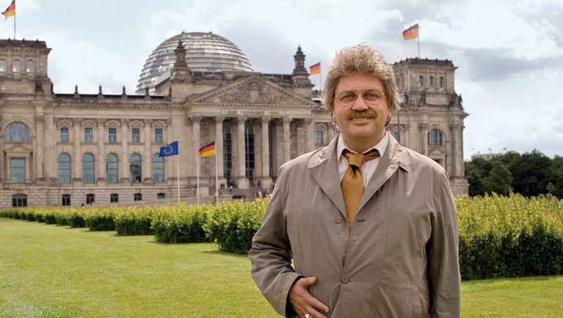 Hape Kerkeling als Horst Schlämmer vor dem Reichstag
