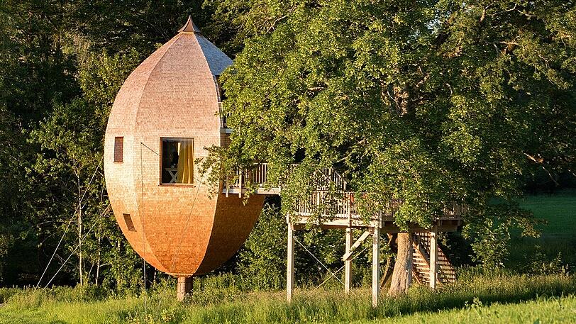 Wipfel-Wohnen &ndash; das ist im Baumhaushotel Allgäu der Familie Bechteler möglich. Ihr Bauernhof liegt 850 Meter hoch auf einer Anhöhe bei Betzigau. Geboten ist dort Achtsamkeit und Natur, wie man sie sonst im Alltag nur selten erlebt. "Ungestört und fast uneinsehbar erleben Sie einen unvergesslichen Urlaub in schön gestalteten Wohn- und Schlafräumen. Auf der großen Veranda können Sie unter freiem Himmel sitzen und dem Zirben der Grillen oder reichlichem Vogelgezwitscher lauschen. Mitten in der Natur", heißt es auf der Internetseite. Auf AZ-Anfrage zur Corona-Krise teilen die Betreiber mit: "Bei uns ist alles wieder auf Normalbetrieb &ndash; außer Maske in der Rezeption und häufigeres Reinigen und Desinfizieren." www.baumhaushotel-allgaeu.de