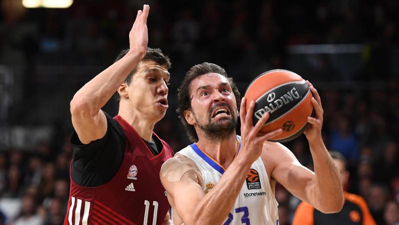 Münchens Vladimir Lucic (l) spielt gegen Madrids Sergio Llull den Ball.
