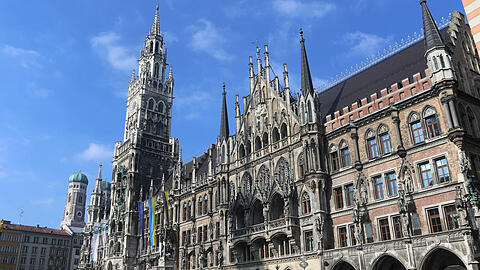 Blick auf das Münchner Rathaus: Bekommt das Dach bald eine Solaranlage?