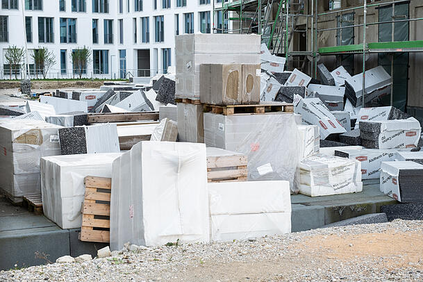 Baumaterial steht noch da, aber Bauarbeiter sind keine zu sehen an der Großbaustelle in Pasing. Baumaterial steht noch da, aber Bauarbeiter sind keine zu sehen an der Großbaustelle in Pasing.