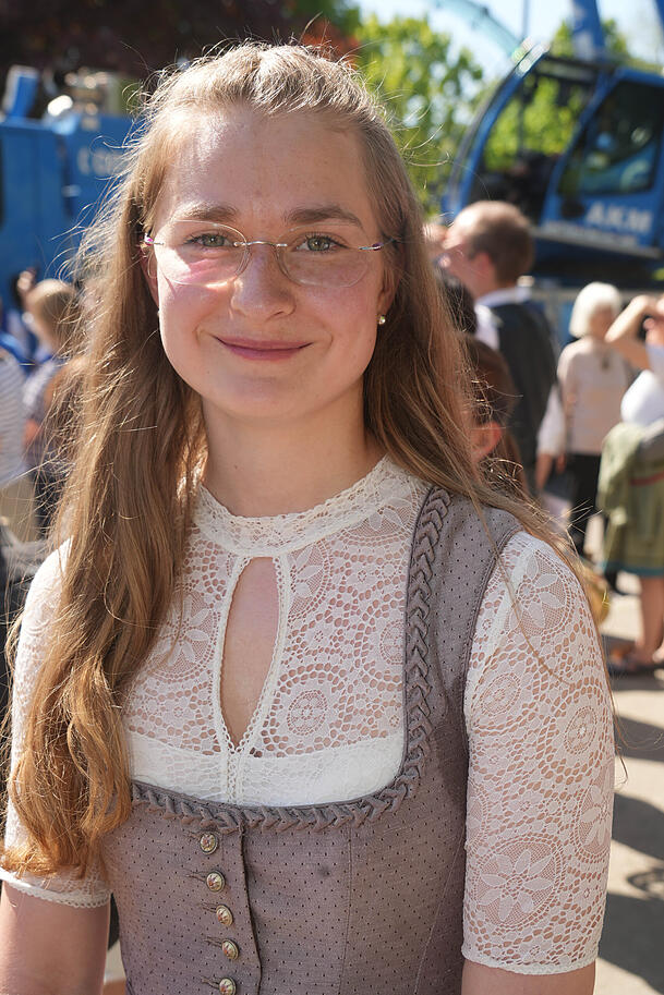 Auch für Johanna Ehmann (18) hat der Besuch des Pasinger Maifests eine lange Tradition. Auch für Johanna Ehmann (18) hat der Besuch des Pasinger Maifests eine lange Tradition.