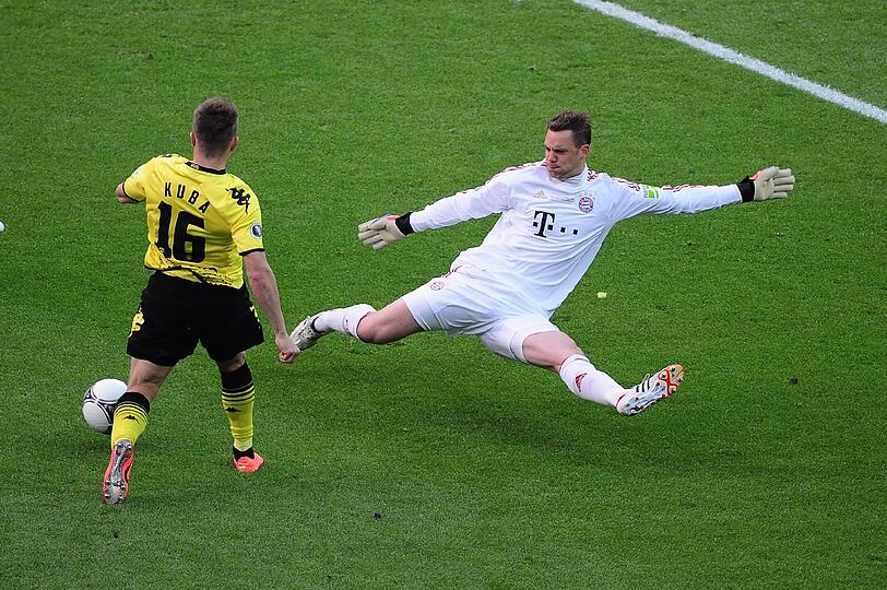 MANUEL NEUER: Note 5. Der einzige Cupverteidiger auf dem Platz, gewann 2011 mit Schalke. Beim 0:1 machtlos, bei Hummels Elfer zum 1:2 dran. Gut gerochen &ndash; Pech. Beim 1:3 bekommt er Lewandowskis Schuss durch die Beine. Verschuldete auch noch das 2:5, als er den Ball aus den Händen rutschen lässt.