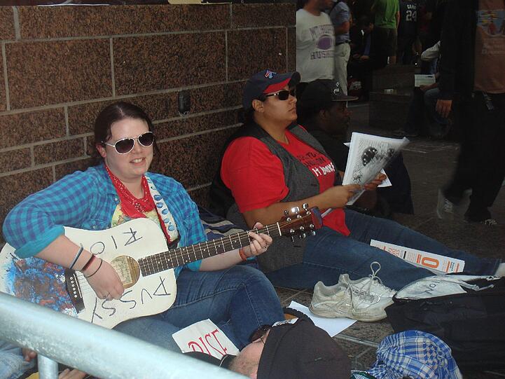Mit Musik halten sich die Besetzer im Zuccotti park in New York City bei Laune. Viele singen dazu - die Wall Street ist bunt und laut geworden.