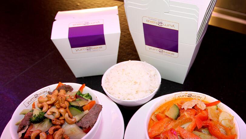 So kommt das frische Thai-Essen auf die Teller – oder in die Boxen, zum Mitnehmen. So kommt das frische Thai-Essen auf die Teller – oder in die Boxen, zum Mitnehmen.