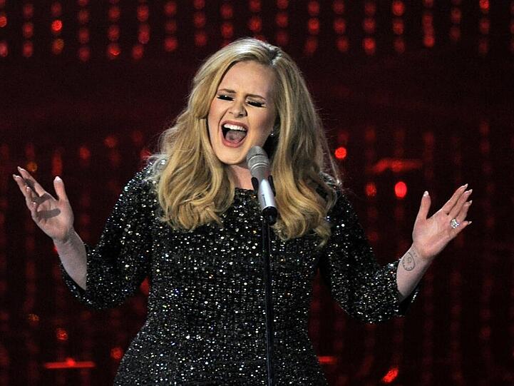 Platz 17 - Pop-Diva Adele teilt alles mit ihren 18,44 Millionen Twitter-Fans - so auch ihre erst kürzlich bestandene Führerscheinprüfung.