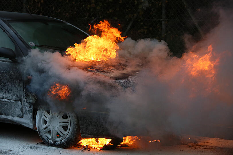 Wahrscheinlich wegen eines technischen Defekts ging der Pkw in Flammen auf.