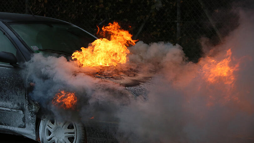 Wahrscheinlich wegen eines technischen Defekts ging der Pkw in Flammen auf. Wahrscheinlich wegen eines technischen Defekts ging der Pkw in Flammen auf.