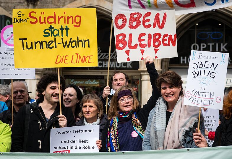 Die Linken-Vorsitzende in Bayern, Ates Gürpinar (l), und die Landtagsabgeordnete Claudia Stamm (fraktionslos, r) nehmen auch an der Gegendemo teil.