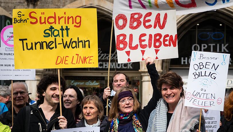 Die Linken-Vorsitzende in Bayern, Ates Gürpinar (l), und die Landtagsabgeordnete Claudia Stamm (fraktionslos, r) nehmen auch an der Gegendemo teil. Die Linken-Vorsitzende in Bayern, Ates Gürpinar (l), und die Landtagsabgeordnete Claudia Stamm (fraktionslos, r) nehmen auch an der Gegendemo teil.