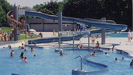 Im Michaeli-Freibad in Ramersdorf lockt eine große Wasserrutsche. Im Michaeli-Freibad in Ramersdorf lockt eine große Wasserrutsche.