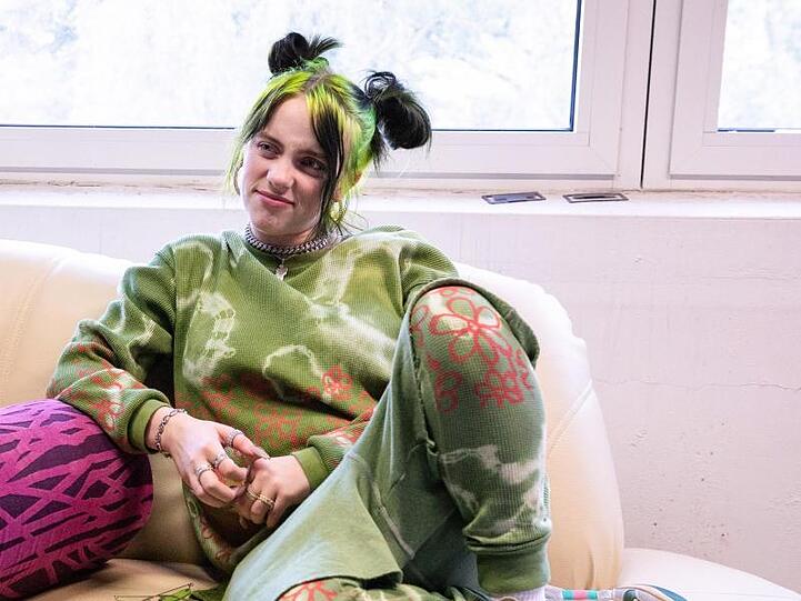 Ganz lässig: Billie Eilish bei einem Interviews am Rande des Musik- und Kunst-Festivals "MS Dockville".