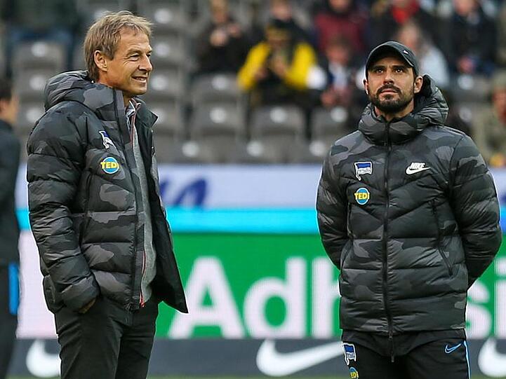 Hertha-Chefcoach Jürgen Klinsmann (l) und sein Co-Trainer Alexander Nouri.