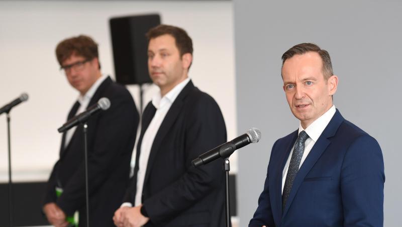 SPD-Generalsekretär Lars Klingbeil (m.) zusammen mit Grünen-Bundesgeschäftsführer Michael Kellner (l.) und FDP-Generalsekretär Volker Wissing während einer Pressekonferenz.
