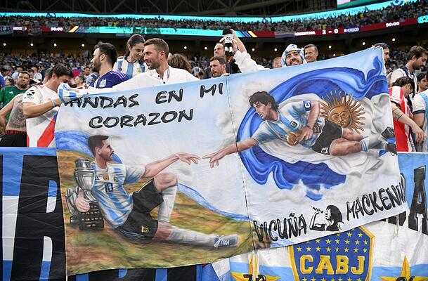 "Leo wollte nie Maradona sein": Argentinische Fans bei der WM und ihr Bild von der "Erschaffung Messis".