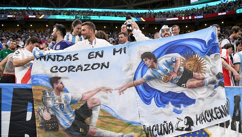 "Leo wollte nie Maradona sein": Argentinische Fans bei der WM und ihr Bild von der "Erschaffung Messis". "Leo wollte nie Maradona sein": Argentinische Fans bei der WM und ihr Bild von der "Erschaffung Messis".