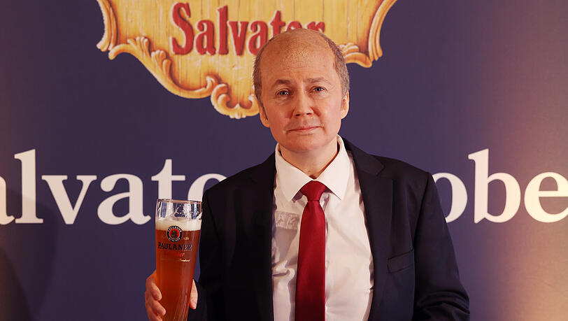 Nikola Norgauer hat sich für die Presse in die Olaf-Scholz-Schale geworfen und eine sehr scholzige Rede zum Nockherberg gehalten.