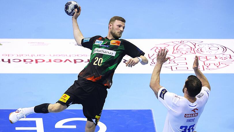 Magdeburgs Philipp Weber (l) hat sich mit seinem Team gegen Wisla Plock durchgesetzt - und steht nun im Final Four der Champions League.