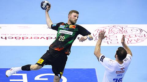 Magdeburgs Philipp Weber (l) hat sich mit seinem Team gegen Wisla Plock durchgesetzt - und steht nun im Final Four der Champions League.