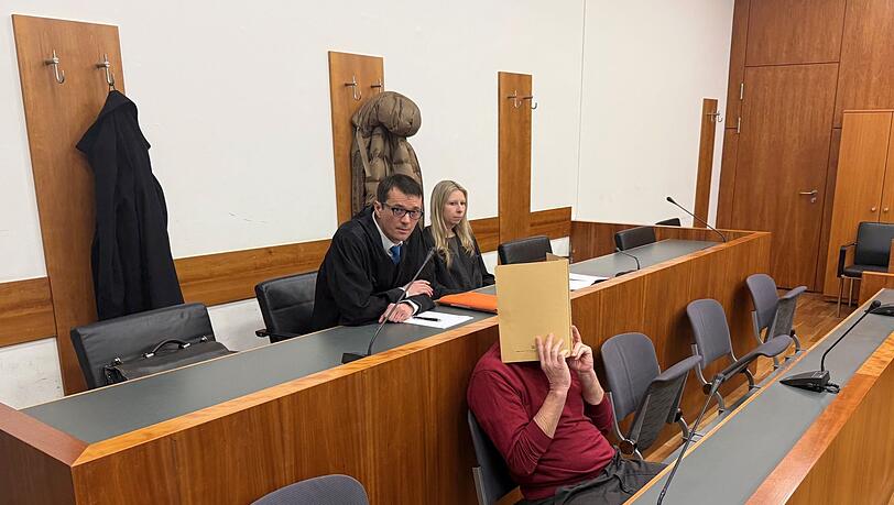 F&uuml;r den Mord mit einer Armbrust muss der Angeklagte lebenslang ins Gef&auml;ngnis.