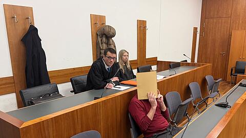 F&uuml;r den Mord mit einer Armbrust muss der Angeklagte lebenslang ins Gef&auml;ngnis.