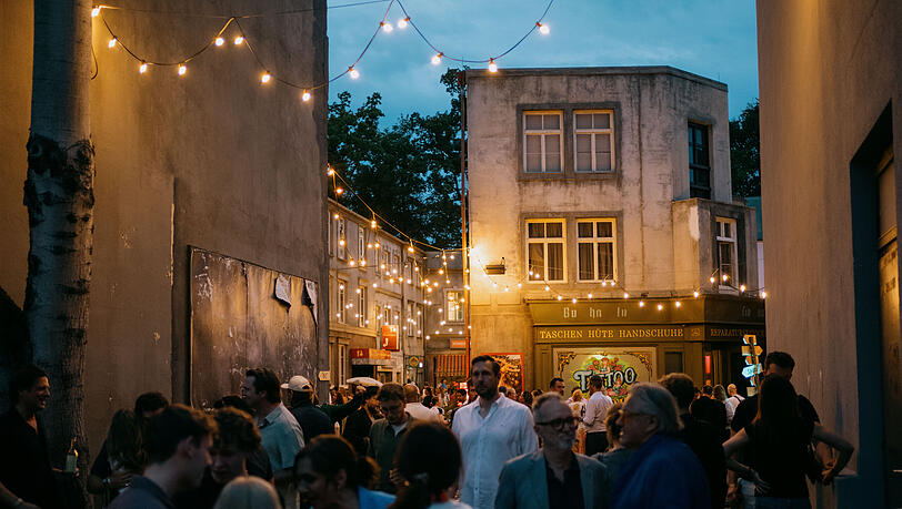 Unverkennbar viel Charme: Die Bavaria lie&szlig; ihre G&auml;ste in der Kulissenstra&szlig;e feiern.