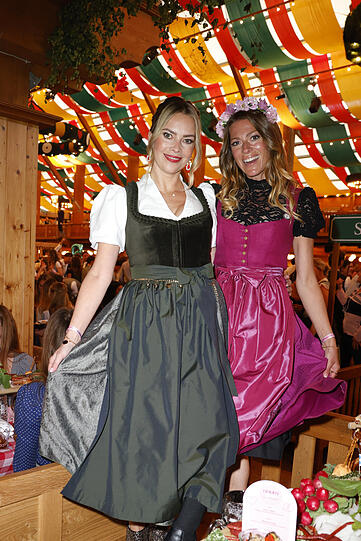 Feiern bei "Frauen100" im Schützenzelt: die Schauspielerinnen Laura Osswald (l.) und Nele Kiper. Feiern bei "Frauen100" im Schützenzelt: die Schauspielerinnen Laura Osswald (l.) und Nele Kiper.