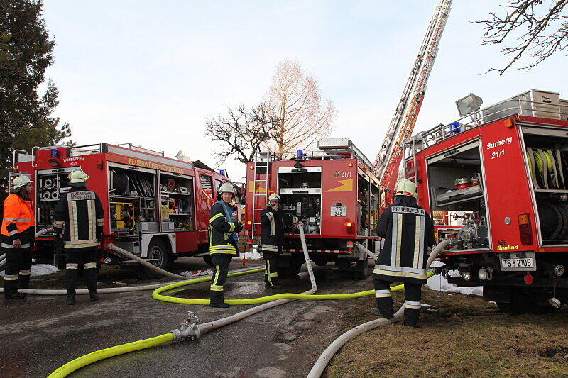 Am Nachmittag wurde die Feuerwehr zu einem Brand eines Bauernhofes mitten in St. Leonhard, Gemeinde Wonneberg gerufen. Bei dem Brand wurden drei Personen verletzt. Da das Löschwasser knapp war, mussten Leitungen über einen Kilometer lang verlegt werden.