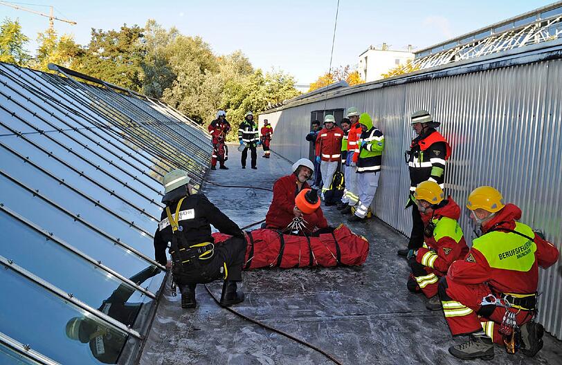 &bdquo;Windeneinsatz in der Innenstadt&ldquo;, 15. Oktober, Buttermelcherstraße: 
Ein Arbeiter einer Reinigungsfirma steigt auf das Dach eines Gewerbebetriebes. Der Fensterputzer besteigt eine Leiter. Aufgrund des vereisten Daches rutscht diese weg und der Mann stürzt aus ca. 2 Meter auf das Dach. Aufgrund der schwierigen örtlichen Gegebenheiten fordert der Einsatzleiter den Rettungshubschrauber Christoph 1 an. Die Feuerwehr bereitet die Rettung vor. Der Patient wird mit Hilfe der Winde des Hubschraubers in einer Spezialtrage an Bord gehoben.