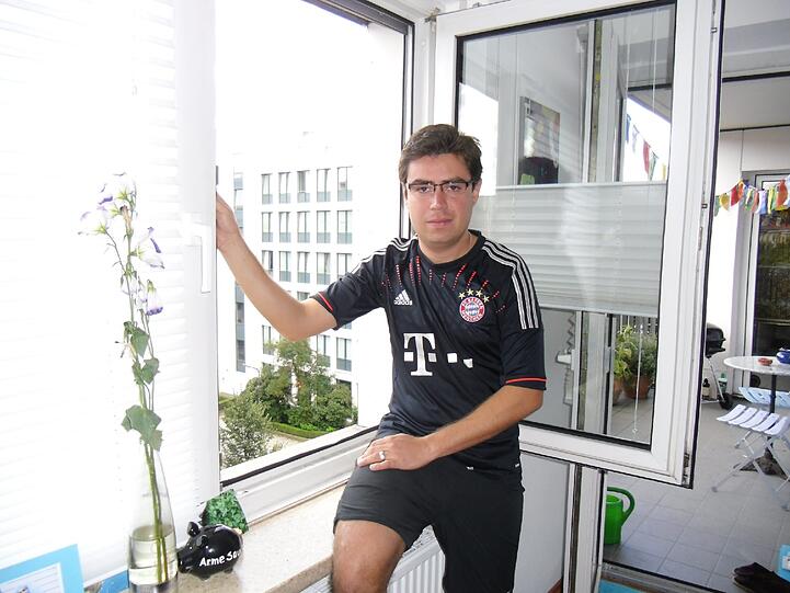 Cristian Campos Sanders am Fenster seiner Wohnung: Hier hat der Mexikaner am vergangenen Freitag die Scheiben geputzt.