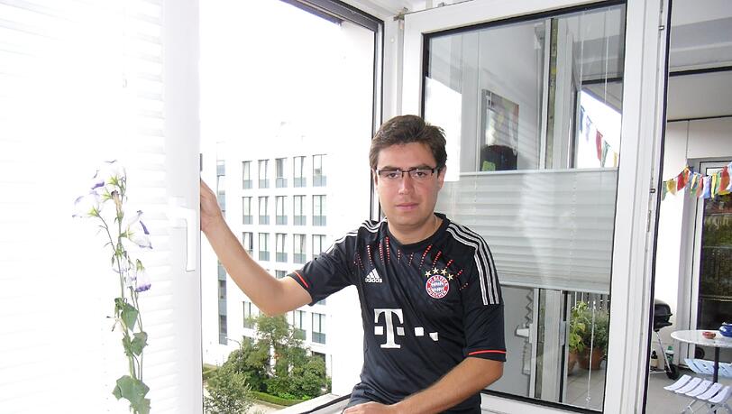 Cristian Campos Sanders am Fenster seiner Wohnung: Hier hat der Mexikaner am vergangenen Freitag die Scheiben geputzt. Cristian Campos Sanders am Fenster seiner Wohnung: Hier hat der Mexikaner am vergangenen Freitag die Scheiben geputzt.