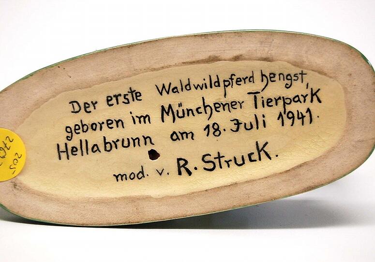 Interessant ist die Notiz auf dem Sockelboden: &bdquo;Der erste Waldwildpferdhengst, geboren im Münchner Tierpark Hellabrunn am 18. Juli 1941&ldquo;. Das Tier-Trio wird auf 140  geschätzt.
