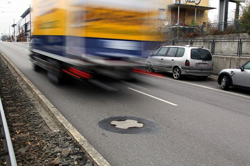 Inzwischen ist der Kanaldeckel in der Landsberger Straße wieder geschlossen.