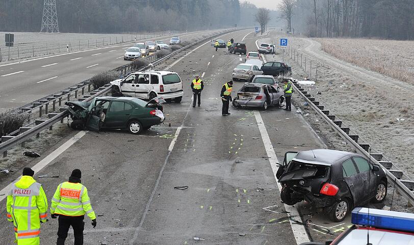 Bei einem schweren Unfall südlich von Ulm sind in der Silvesternacht drei Menschen gestorben.