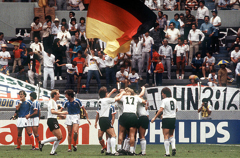 25. Juni 1986 in Guadalajara/Mexiko Frankreich - Deutschland 0:2 (WM-Halbfinale): Manchmal wiederholt sich Geschichte: Vier Jahre nach Sevilla erwiesen sich die Deutschen für Platini und Co. erneut in einem WM-Halbfinale als zu stark. In Guadalajara entzauberte die Mannschaft von Teamchef Franz Beckenbauer die hocheingeschätzten Franzosen, die sich zuvor in einem denkwürdigen Viertelfinale gegen Brasilien im Elfmeterschießen durchgesetzt hatten.