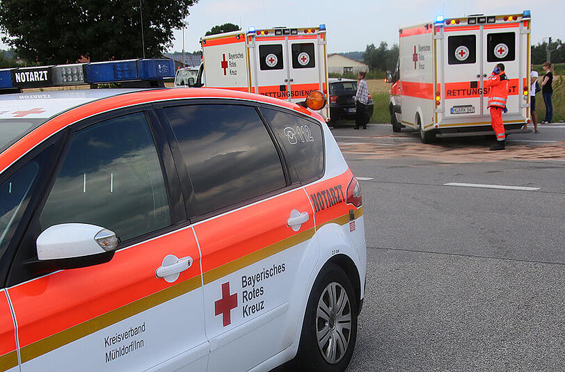 Die Vorseiten beider Autos sind komplett demoliert. Ein 18-jähriger Fahranfänger hatte beim Abbiegen den Gegenverkehr übersehen. Die Bilder.