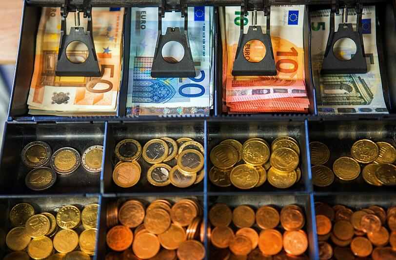 Geldfach einer Ladenkasse: Das Wirtschaftswachstum in Deutschland könnte noch stärker ausfallen als bisher erwartet. Foto: Jens Büttner/Archiv