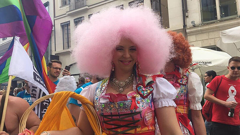 Teilnehmer der traditionellen Parade anlässlich des Christopher Street Day