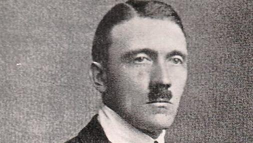 Adolf Hitler Anfang der 1920er Jahre. Adolf Hitler Anfang der 1920er Jahre.