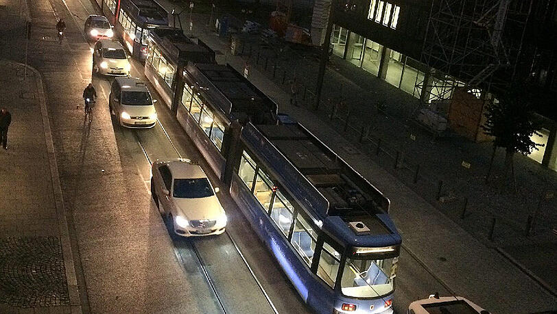 Zahlreiche Tram-Bahnen konnten am Dienstag erst später ausrücken. Zahlreiche Tram-Bahnen konnten am Dienstag erst später ausrücken.