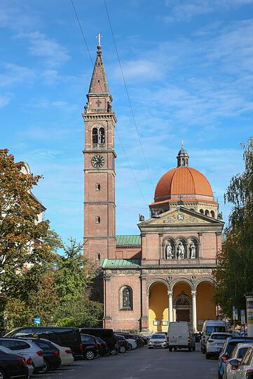 Schön schaut sie aus in der Sonne: Die frisch sanierte Kuppel von St. Ursula.