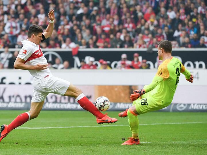 Stuttgarts Mario Gomez und Nürnbergs Torwart Christian Mathenia (l-r.) im Zweikampf um den Ball. Foto: Marijan Murat