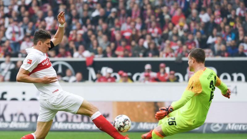 Stuttgarts Mario Gomez und Nürnbergs Torwart Christian Mathenia (l-r.) im Zweikampf um den Ball. Foto: Marijan Murat Stuttgarts Mario Gomez und Nürnbergs Torwart Christian Mathenia (l-r.) im Zweikampf um den Ball. Foto: Marijan Murat