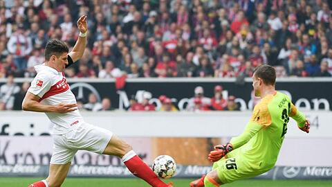 Stuttgarts Mario Gomez und Nürnbergs Torwart Christian Mathenia (l-r.) im Zweikampf um den Ball. Foto: Marijan Murat