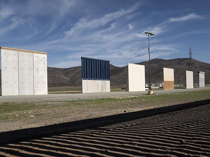 Prototypen der neuen Grenzbefestigung in der US-Metropole San Diego.