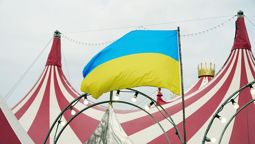 In Solidarität mit der Ukraine weht am "Moskauer Circus" in Neuwied die Flagge des Landes. In dem Zirkus treten russische und ukrainische Artisten auf.