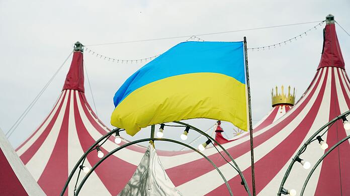 In Solidarität mit der Ukraine weht am "Moskauer Circus" in Neuwied die Flagge des Landes. In dem Zirkus treten russische und ukrainische Artisten auf.
